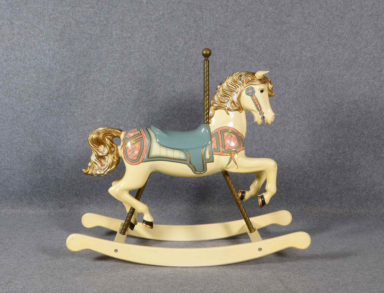 Gr. Holzfigur, 'Karussellpferd', farbig gefasst, mit Messinggriff/Schaukelfkt.; Höhe 109 cm