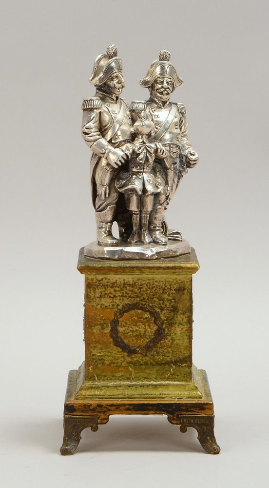 Figurengruppe, starke Silberummantelung, 'Festnahme eines Knaben...', sign., auf Podest