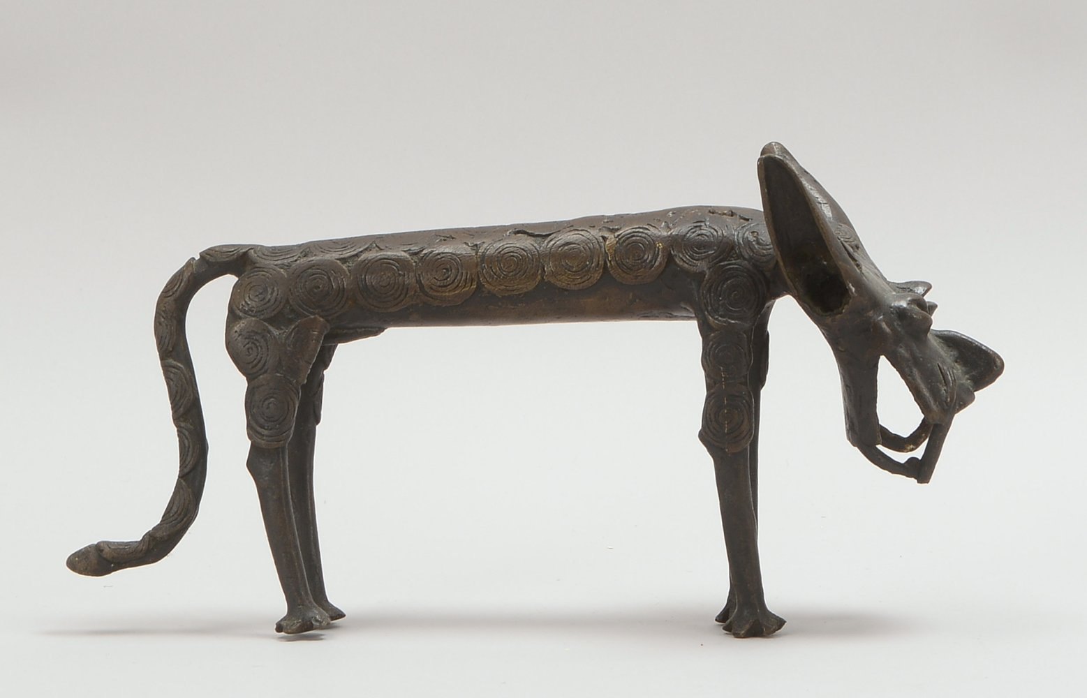Bronzeskulptur, stilis. 'Raubkatze' - mit Relief aus konzentr. Kreisen als 'Fellstruktur'