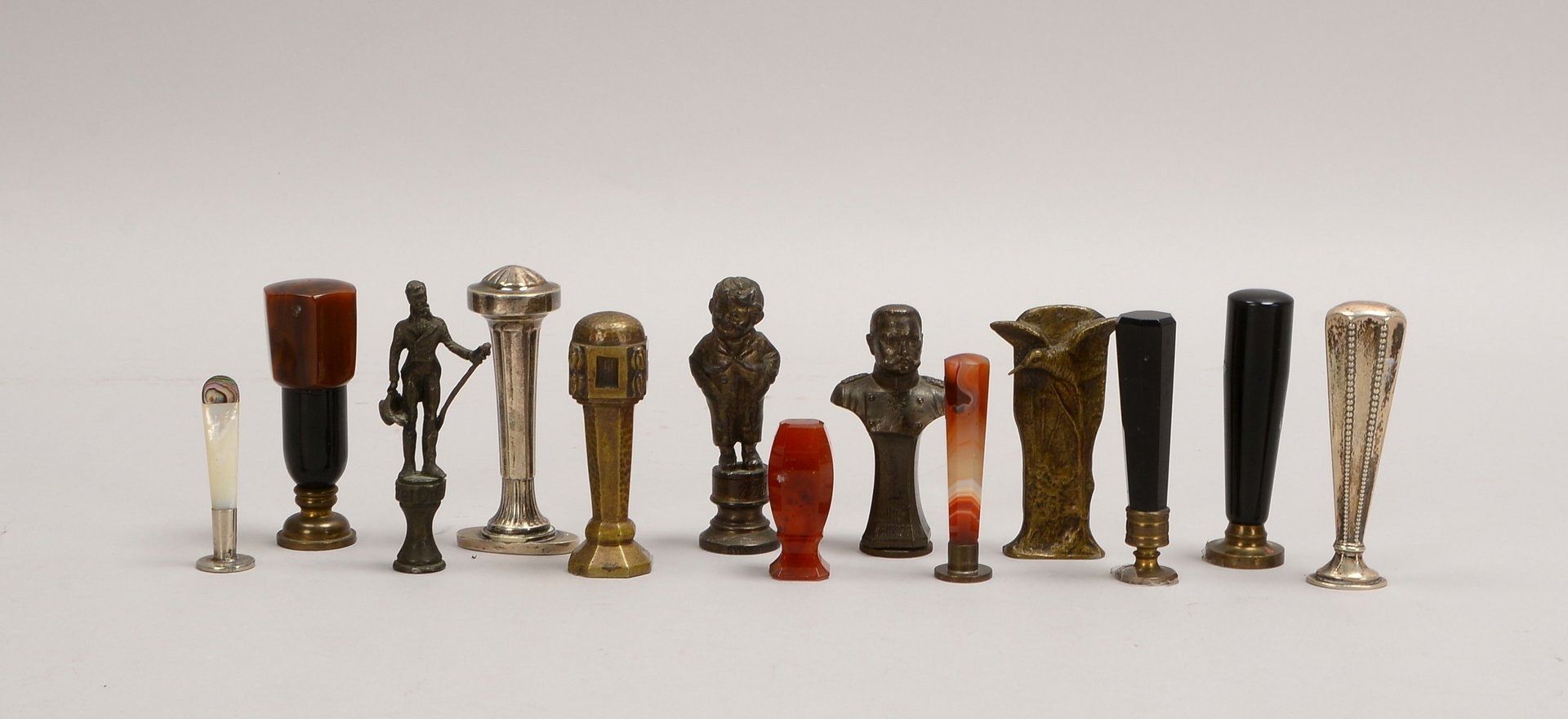 Kleine Petschaft-Sammlung, verschiedene Ausführungen, 13 Stück