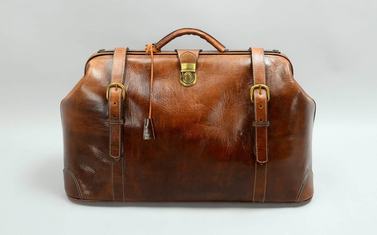 Reisetasche/Weekender, braunes Leder, mit Griff/2x Außenschnallen, einzelnes Innenfach