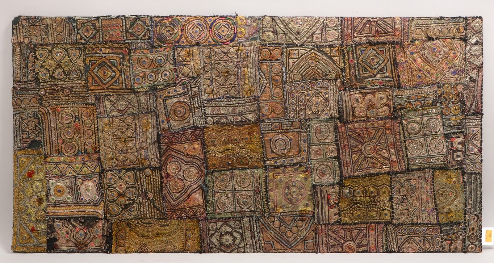 Patchwork-Textilie aus antiken Hochzeitskleidern/metallbroschiert, auf Holztafel gez.