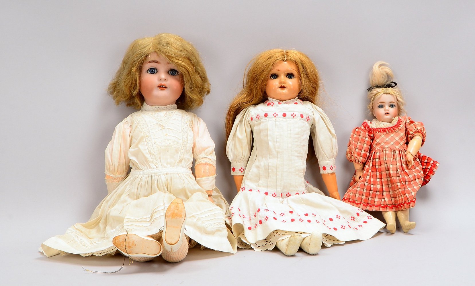 3 Sammlerpuppen: 1x K&R mit Porz.-Kopf, 1x Celluloid-Kopf/Stoffglieder, 1x Porz.-Kopf/kl.