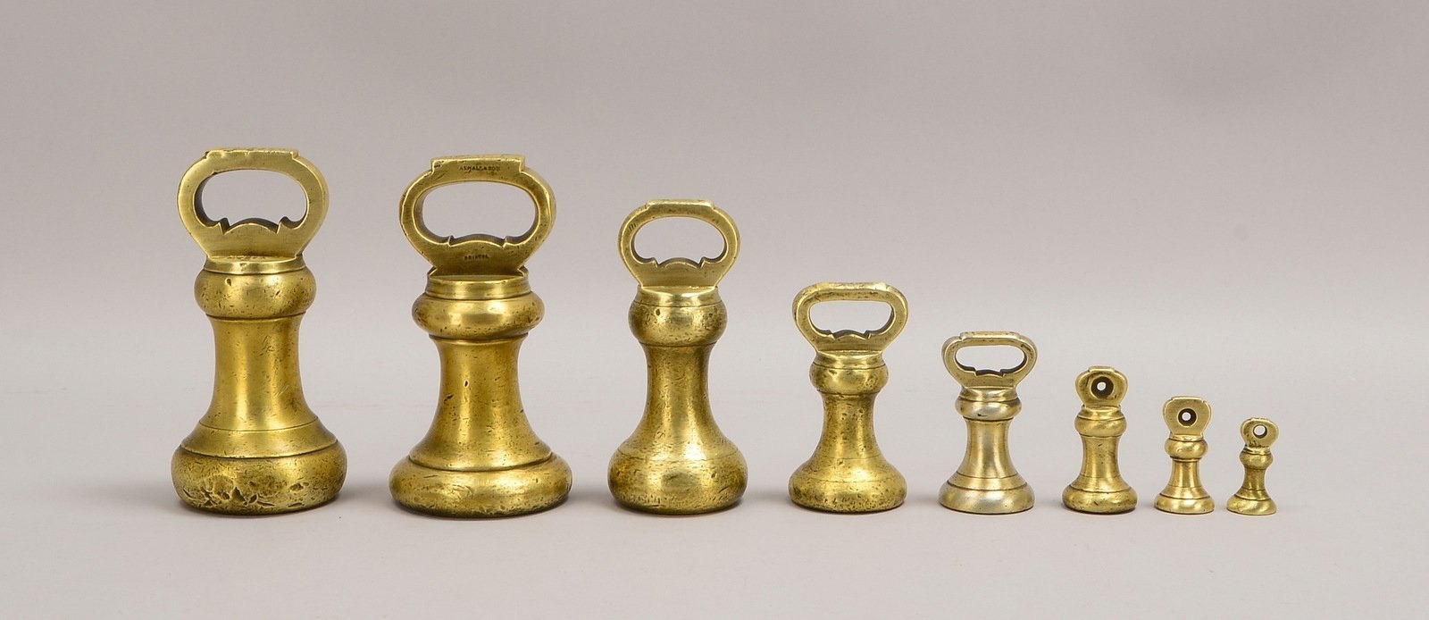 Gewichtsatz (England), 8-tlg.: '2 oz', '4 oz', '8 oz', '1 lb', '2 lb', '4 lb', sowie 2x '7 lb'