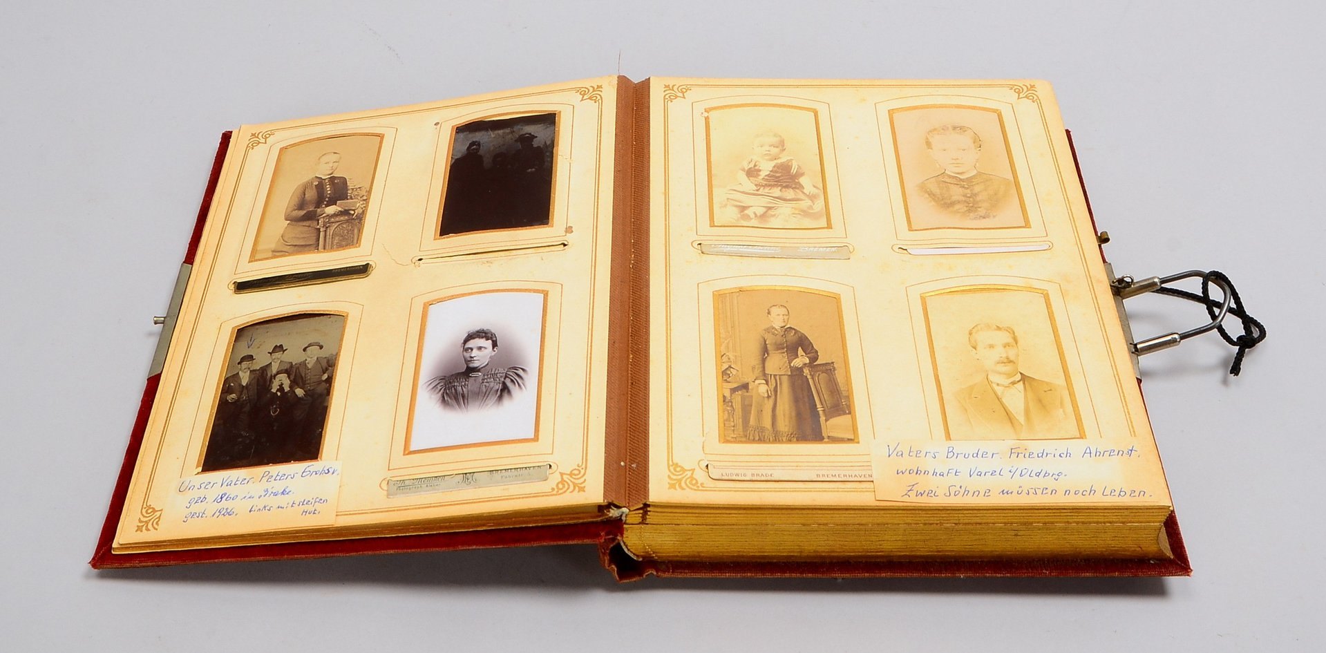 Antikes Fotoalbum mit integrierter Spieluhr, bestückt mit 24x alten Fotografien