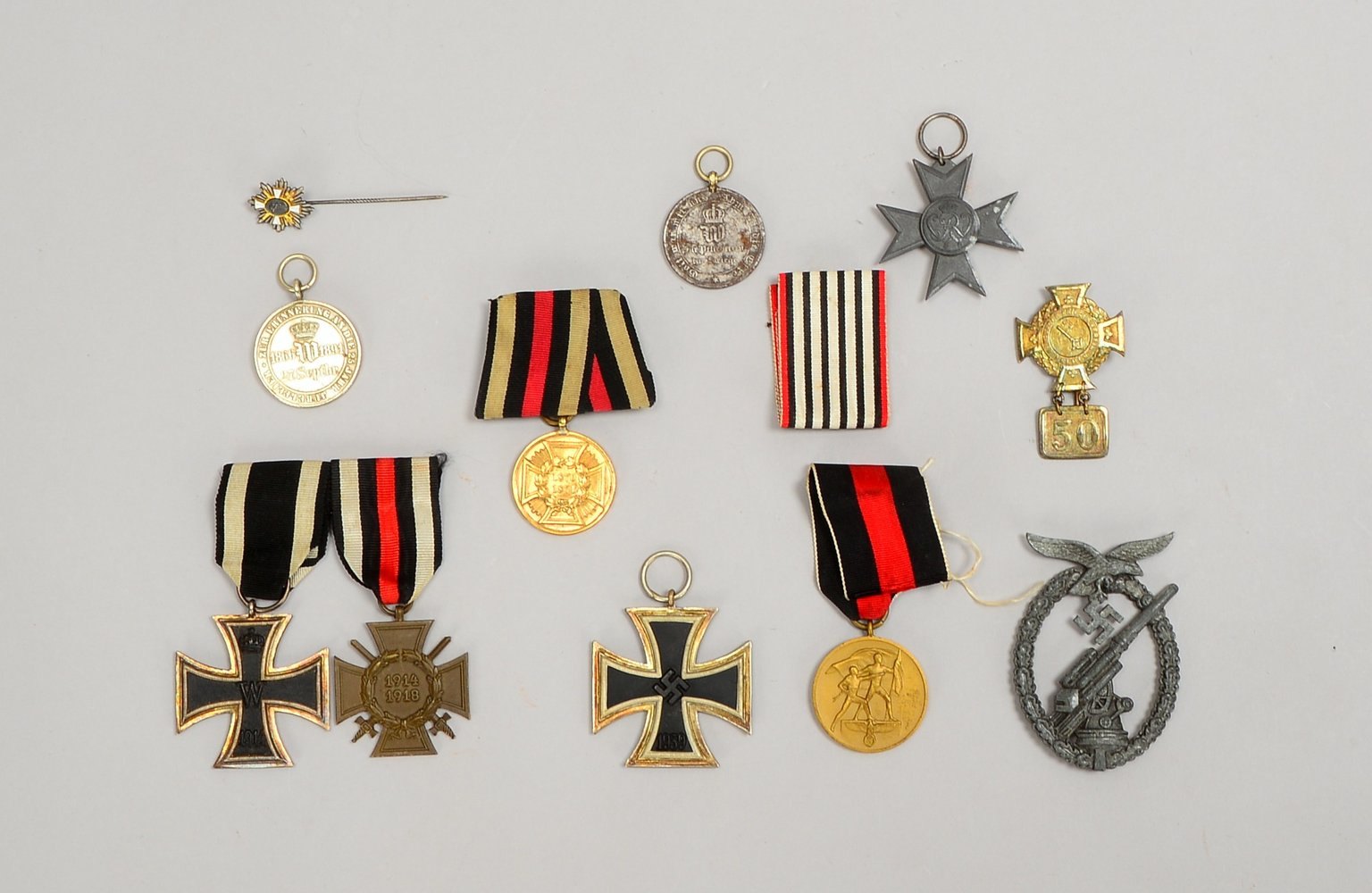 11 Orden/Abzeichen, versch. Zeiten und Ausf. (u.a. 'Eisernes Kreuz' I. und II. WK)