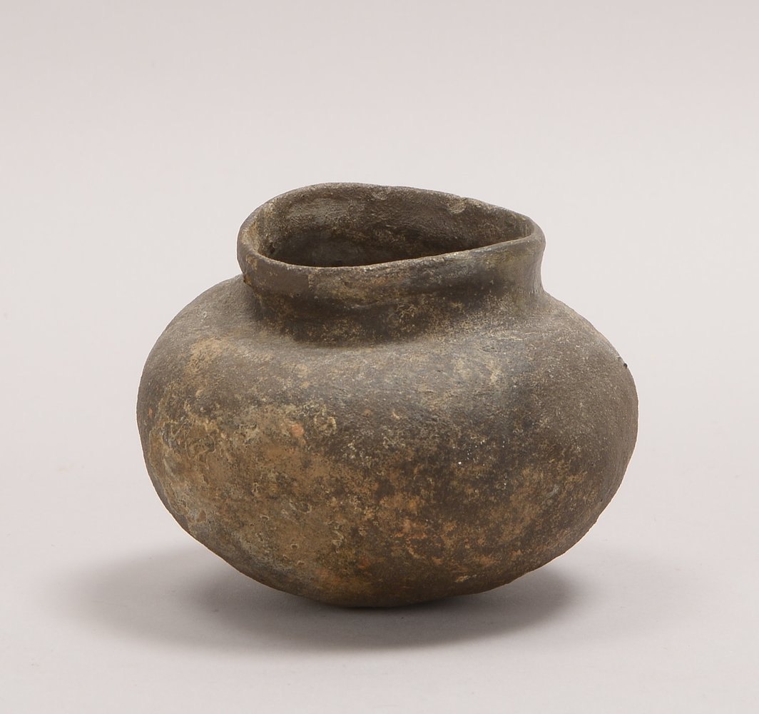 Antiker Kugeltopf (wohl Bodenfund, Alter unbestimmt), Ton; Höhe 9 cm