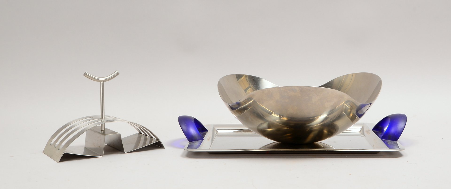 3 Designer-Küchenutensilien, Edelstahl: gr. Schüssel, Toastbrothalter, WMF-Tablett