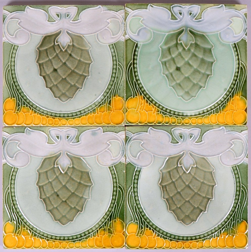 4 antike Jugendstil-Fliesen, flor. Reliefmotiv in Gelb-Grün, insges. gute Erhaltung