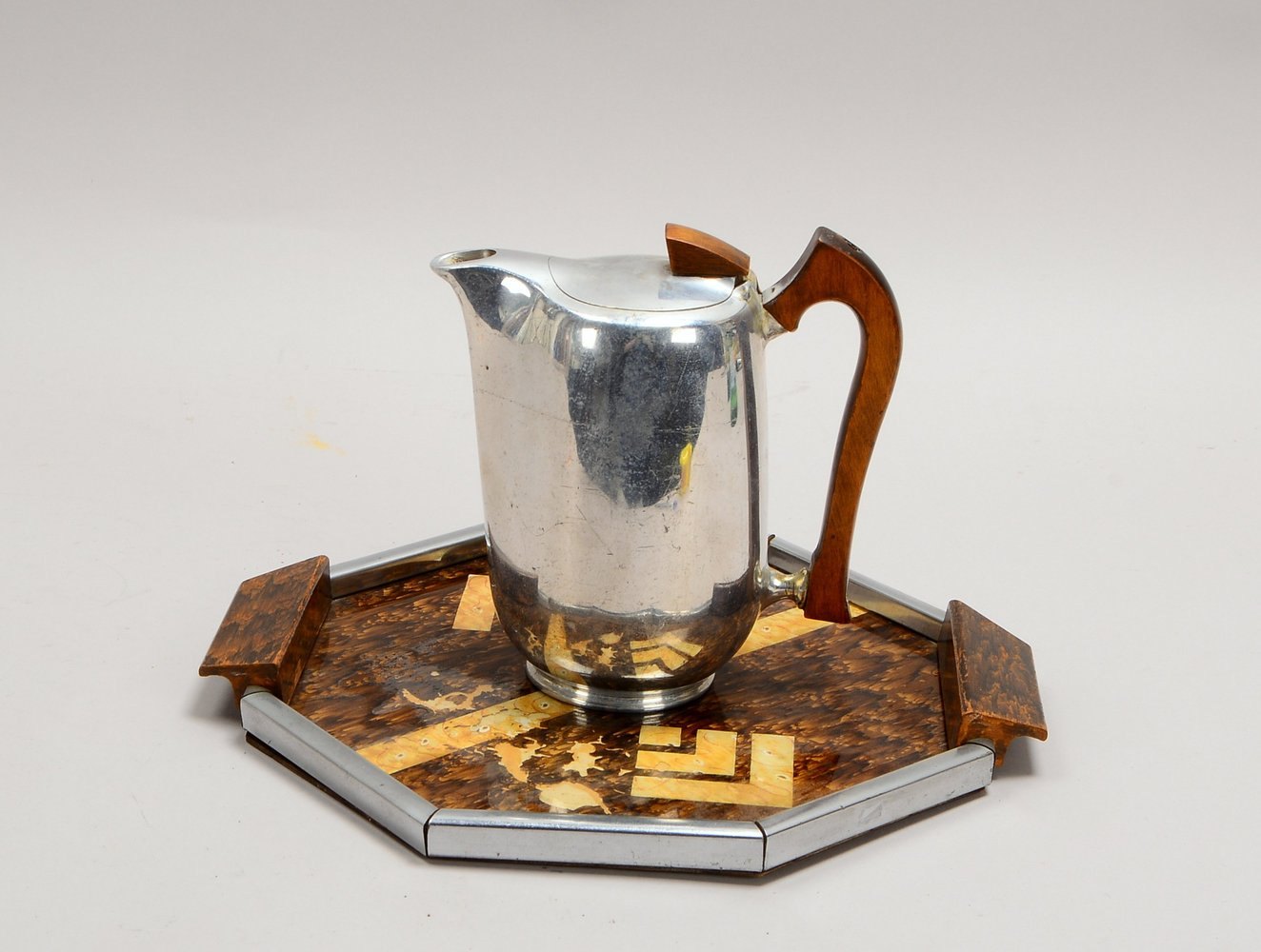 Kaffeekanne (Art déco), Holz/Aluminium, auf 8-pass. Tablett; Maße 33 x 29 cm