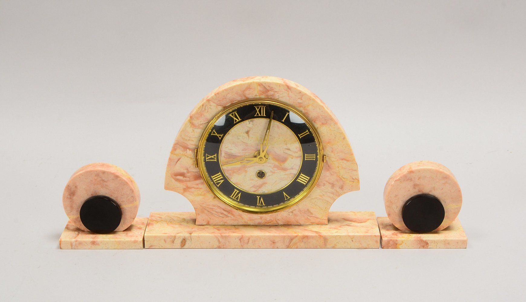 Tischuhr (Art déco), im Marmor-Gehäuse, mit Schlüsselaufzug, Uhr mit 2x Beistellern