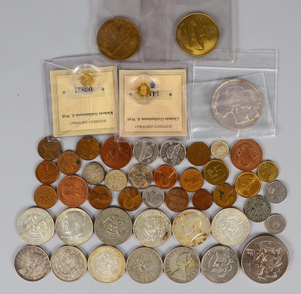 Kl. Münzsammlung, Diverses - auch Silber, und 2x 'Kleinste Goldmünze der Welt', in Box