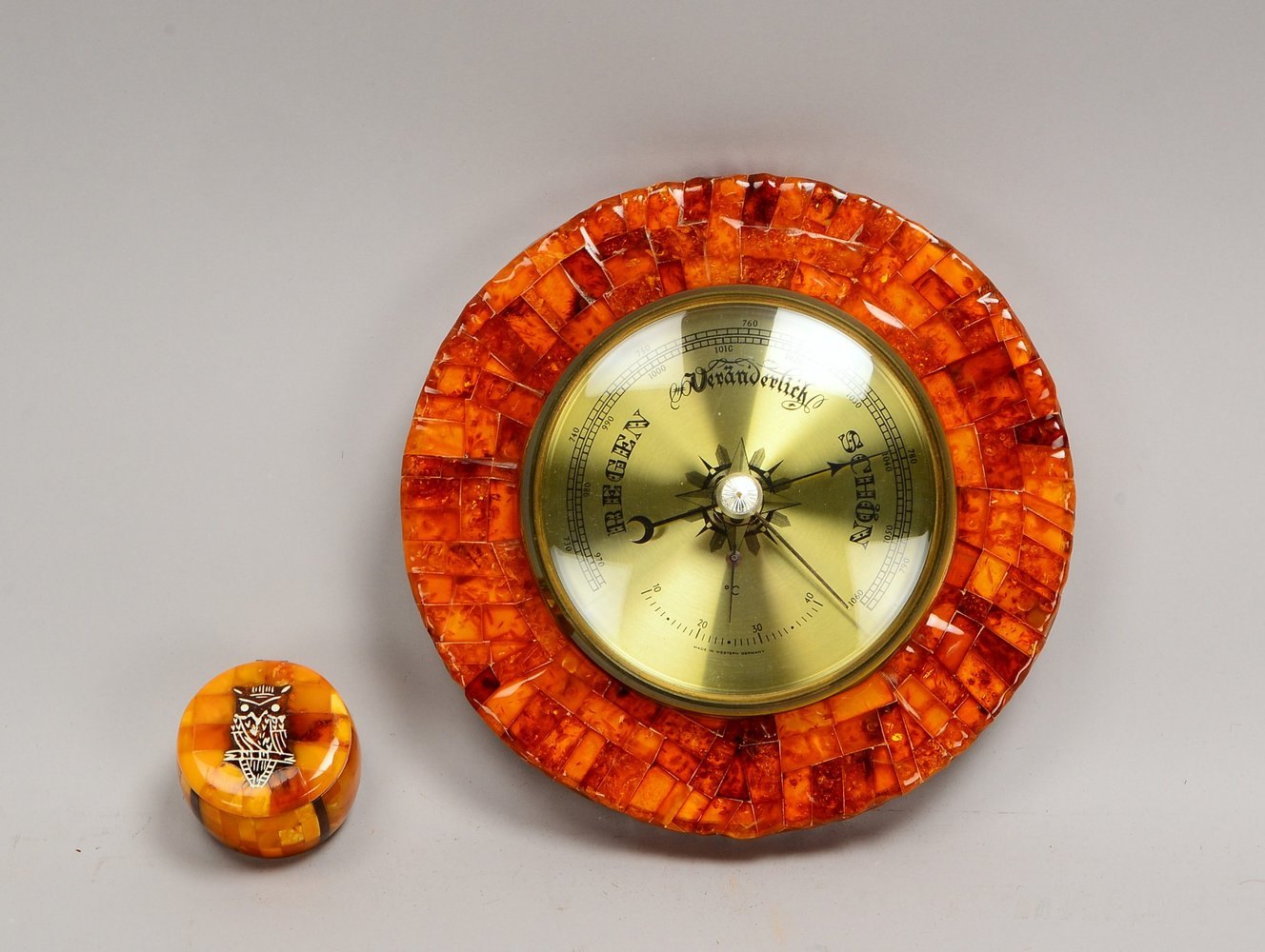 Wandbarometer, Ø 21 cm, und Schmuckdose, Ø 5 cm, mit Bernstein-Einlegearb.