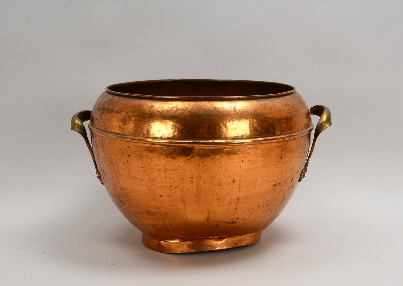 Gr. Topf/Übertopf, alt, Kupfer gehämmert, mit 2x Handhaben; Höhe 32 cm, Ø 38 cm