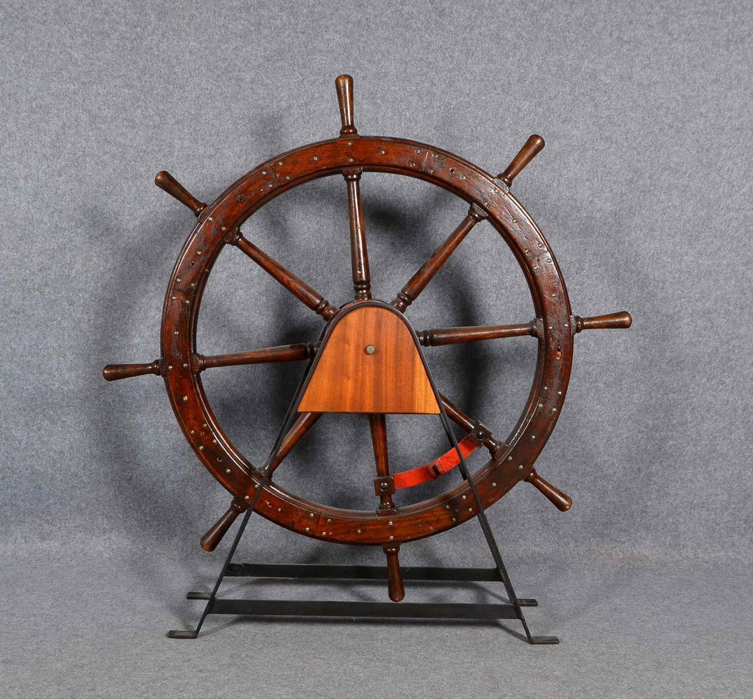 Altes Schiffssteuerrad, Holz/Eisen, drehbar, auf Gestell; Ø 133 cm