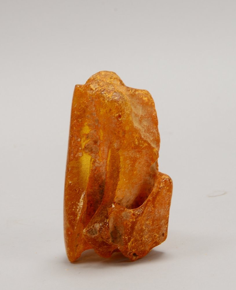 Natürl. Bernstein/Rohstein, honigfarben-transparent; Maße ca. 11 x 7 x 6 cm, Gew. 186 g