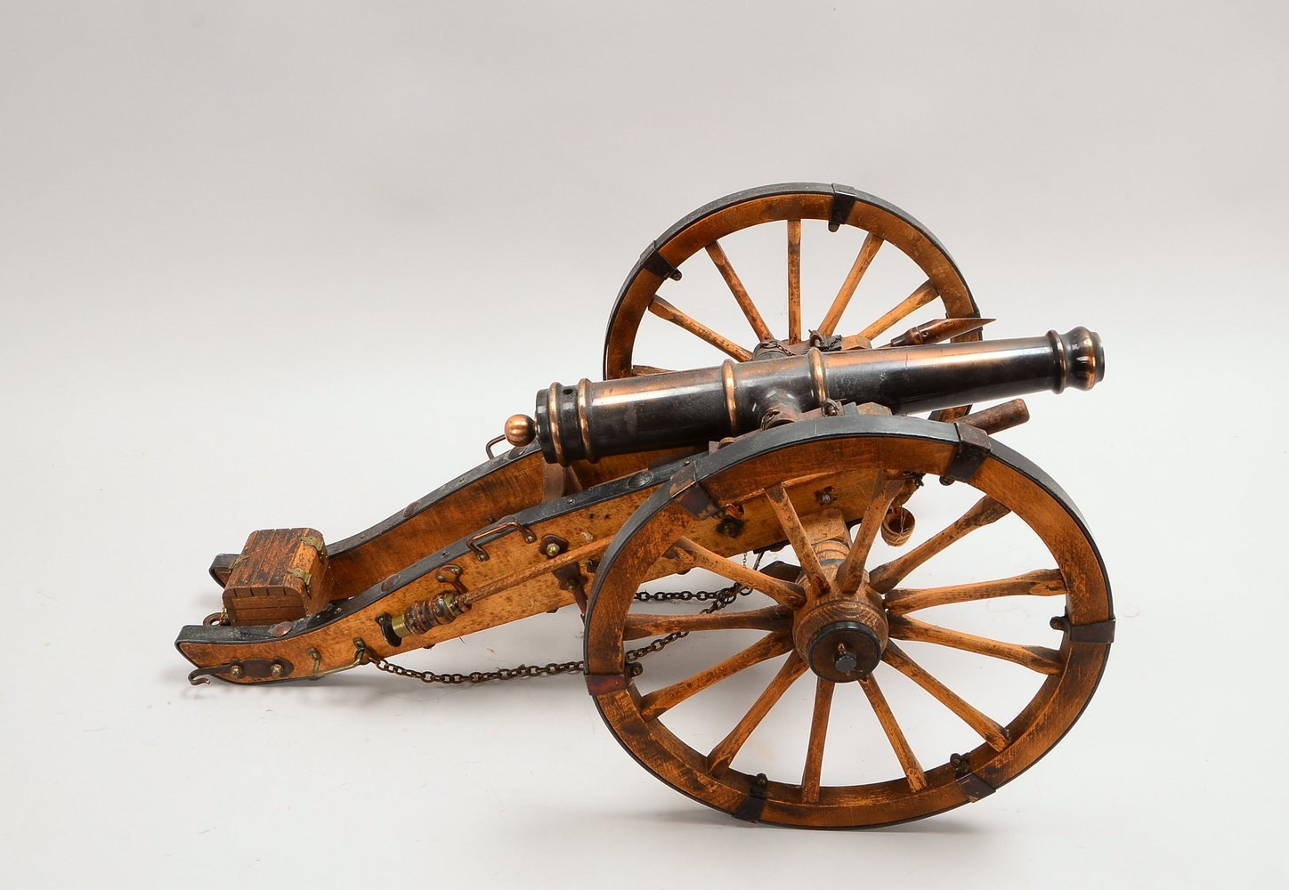Modell-Kanone, Eisen verkupfert, auf Holz-Lafette; Länge 65 cm