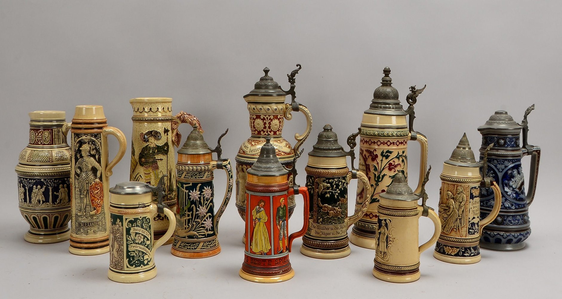 12 alte Schenkkrüge/Bierhumpen, Steinzeug, versch. Manuf./Ausf., teils Zinndeckel
