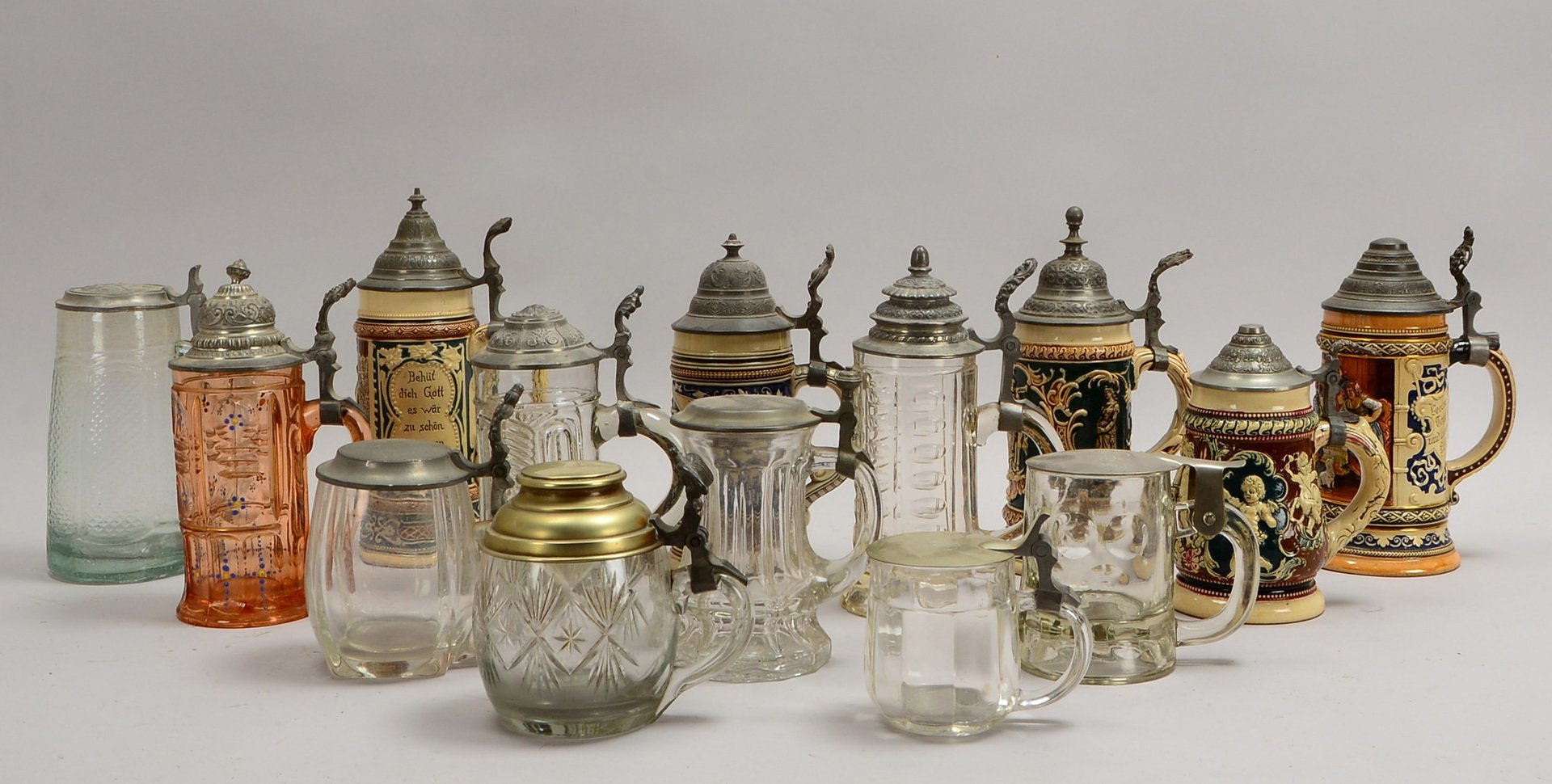 14 alte Bierhumpen, Steinzeug/Glas, versch. Manuf./Ausf., mit Zinndeckel
