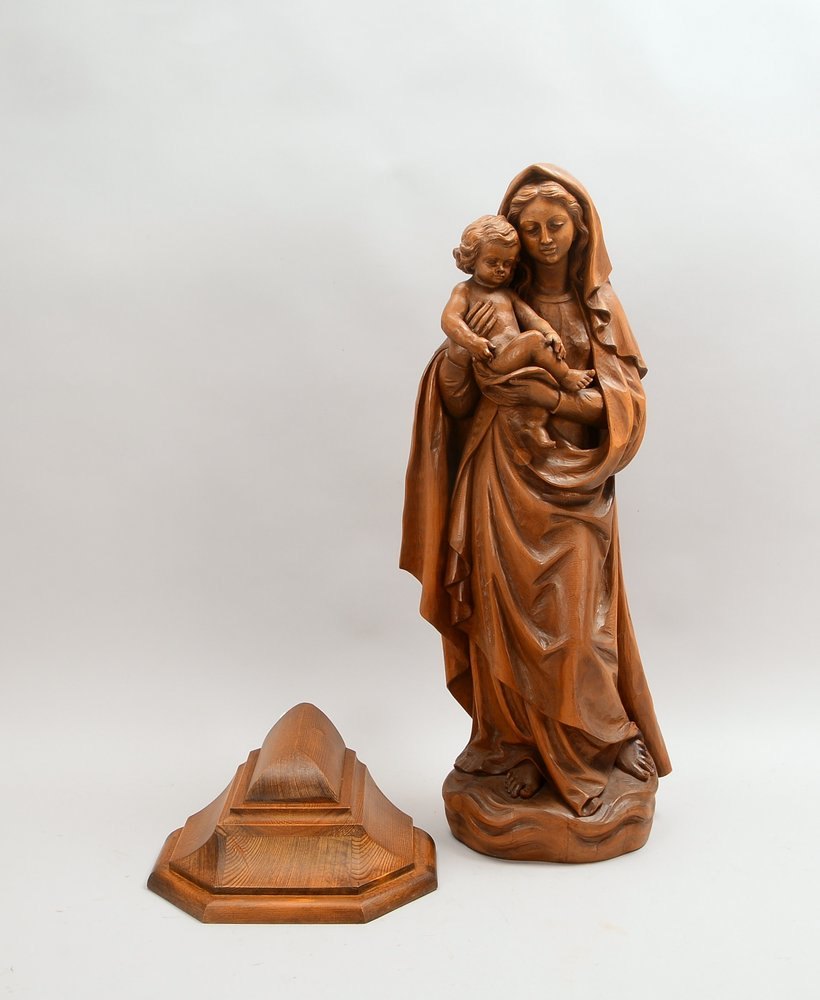 Gr. sakrale Figur, 'Madonna mit dem Jesuskind', Holz geschnitzt, mit Wandkonsole