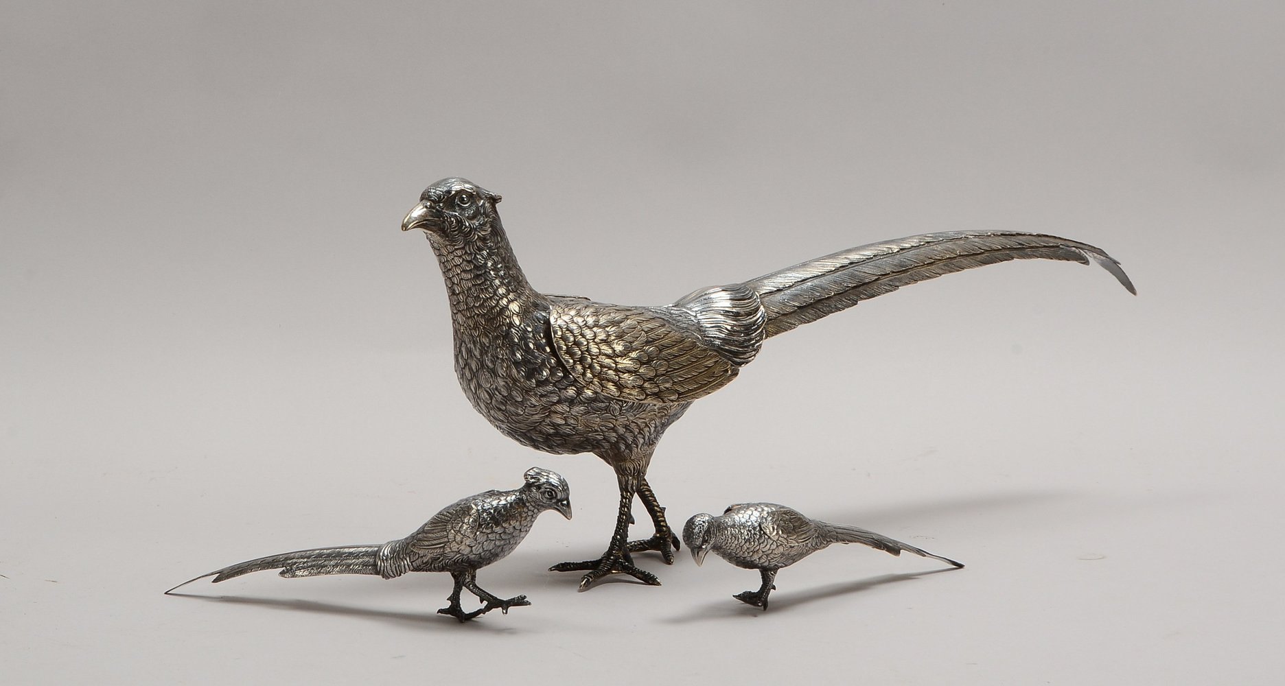 3 Dekorationsfiguren, versilbert, 'Fasanengruppe'; Länge 19 cm - Länge 45 cm