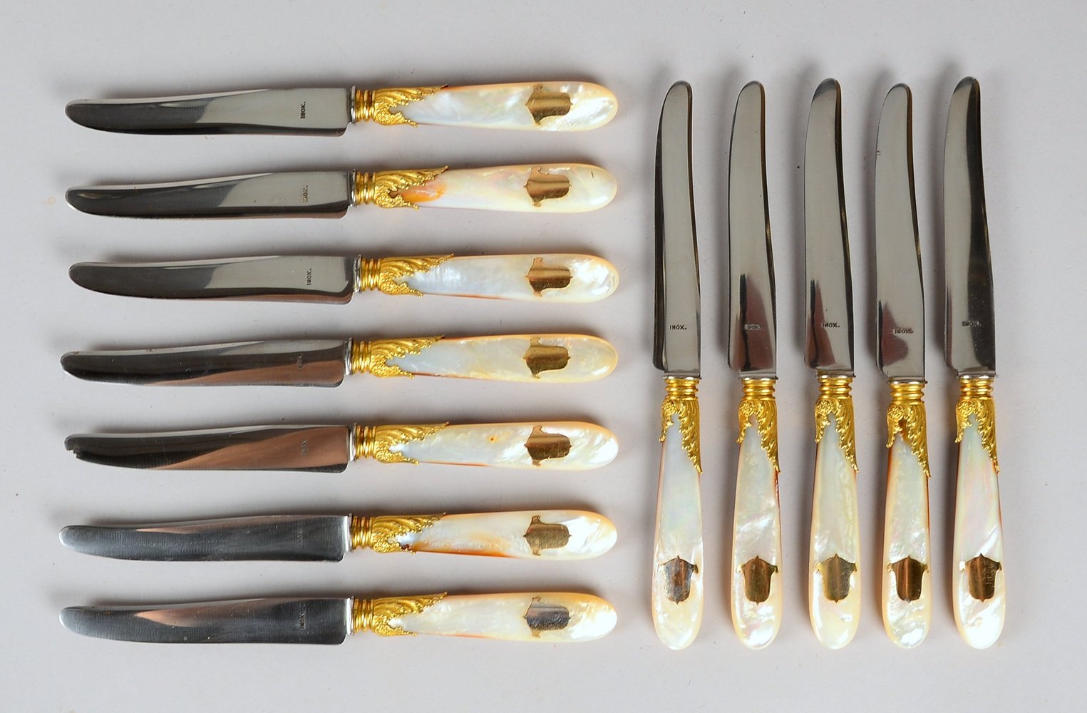 Satz Obstmesser, Perlmutt-Griff mit Messing-Appl. und Gravurplatte, 12-tlg.