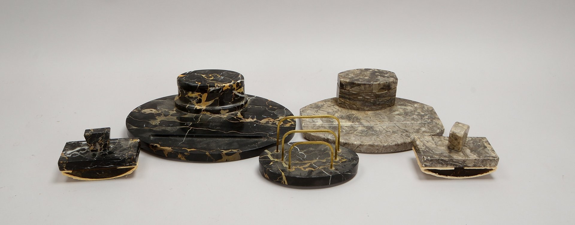 Sammler-Schreibtischutensilien, grau-schwarz marmorierter Marmor, mit Glaseinsätzen, 5-teiliges Set;