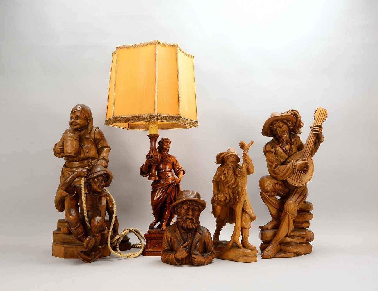 6x Holzskulpturen, bäuerlich, versch. Ausf./1x als Lampenfuß - funktionstüchtig