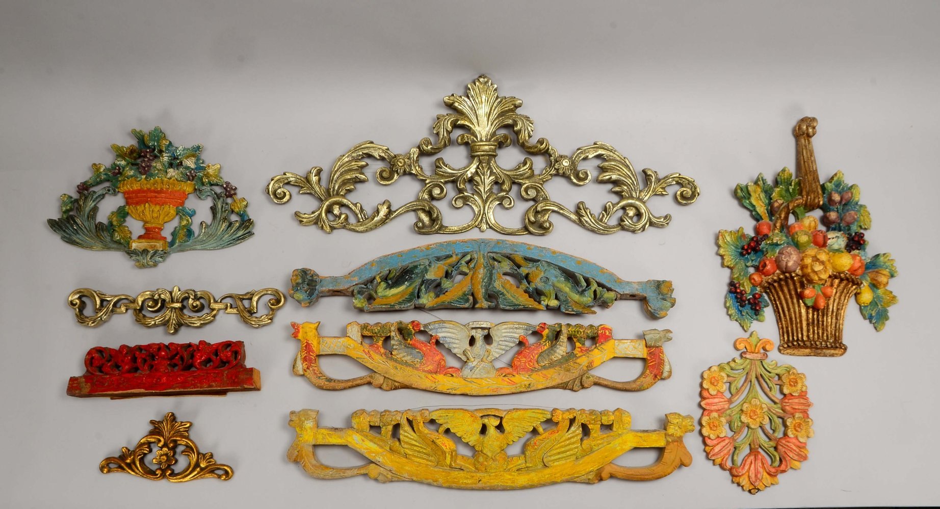 10 Holzschnitzereien (Wandschmuck/Supraporten), polychr./silberf. oder goldstaffiert