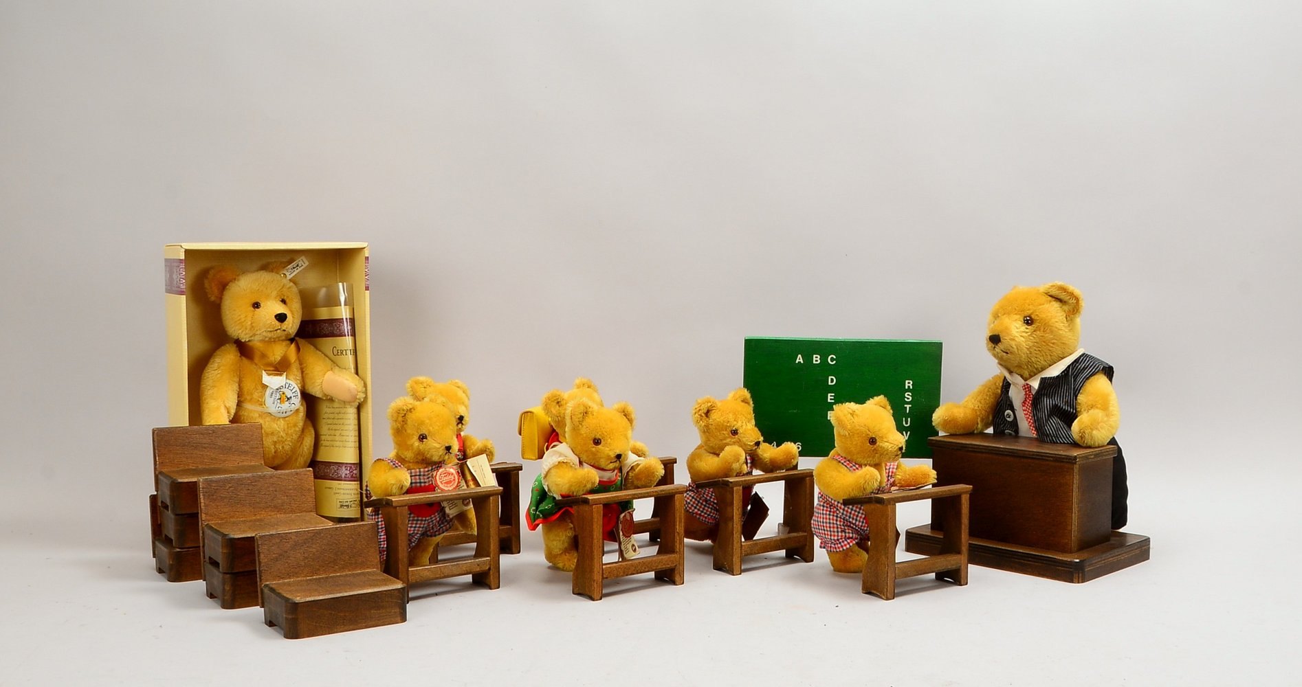 Teddy Hermann-'Bärenschule', 7x Teddybären-Figuren, mit Zubehör; anbei 1 Steiff-'Baby Bär'