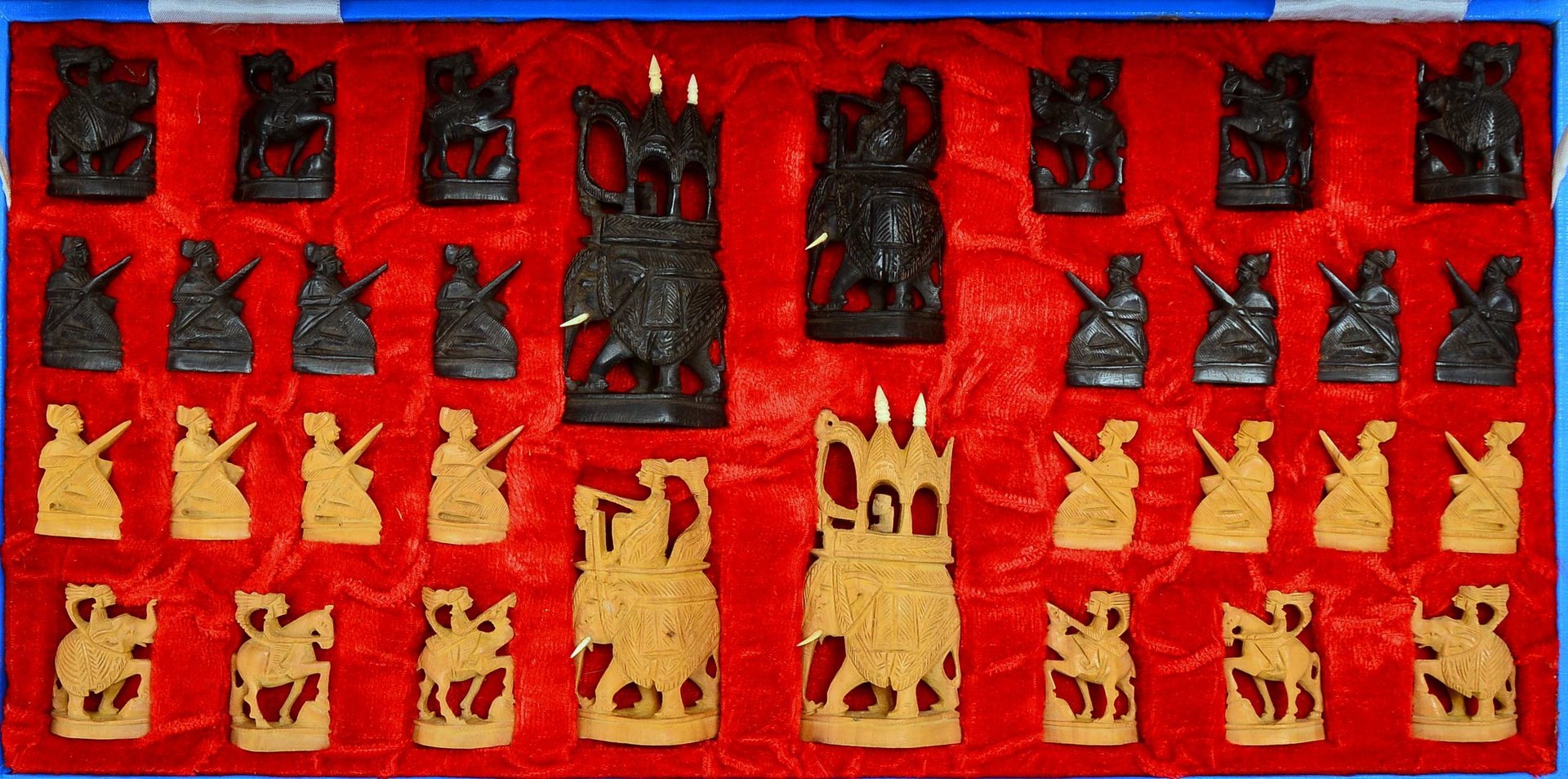 Satz Schachfiguren (Indonesien), Holz geschnitzt, in Box
