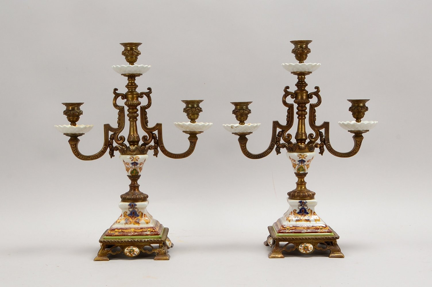 2 Kerzenleuchter, 3-fl., Bronze/Keramik, polychrom staffiert - mit Cracquelé; Höhe 45 cm