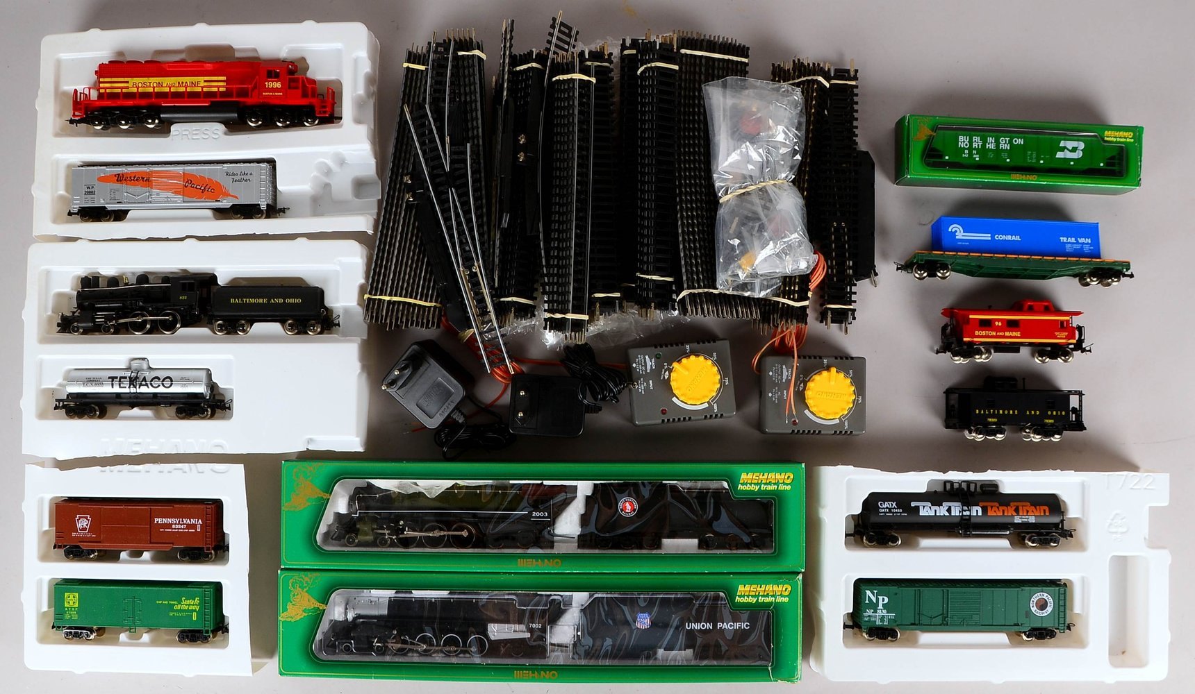 Modelleisenbahn-Konvolut, Mehano 'H0': 3 Loks, Kohlenwagen, Diesellok, 10x Anh., mit Zub.