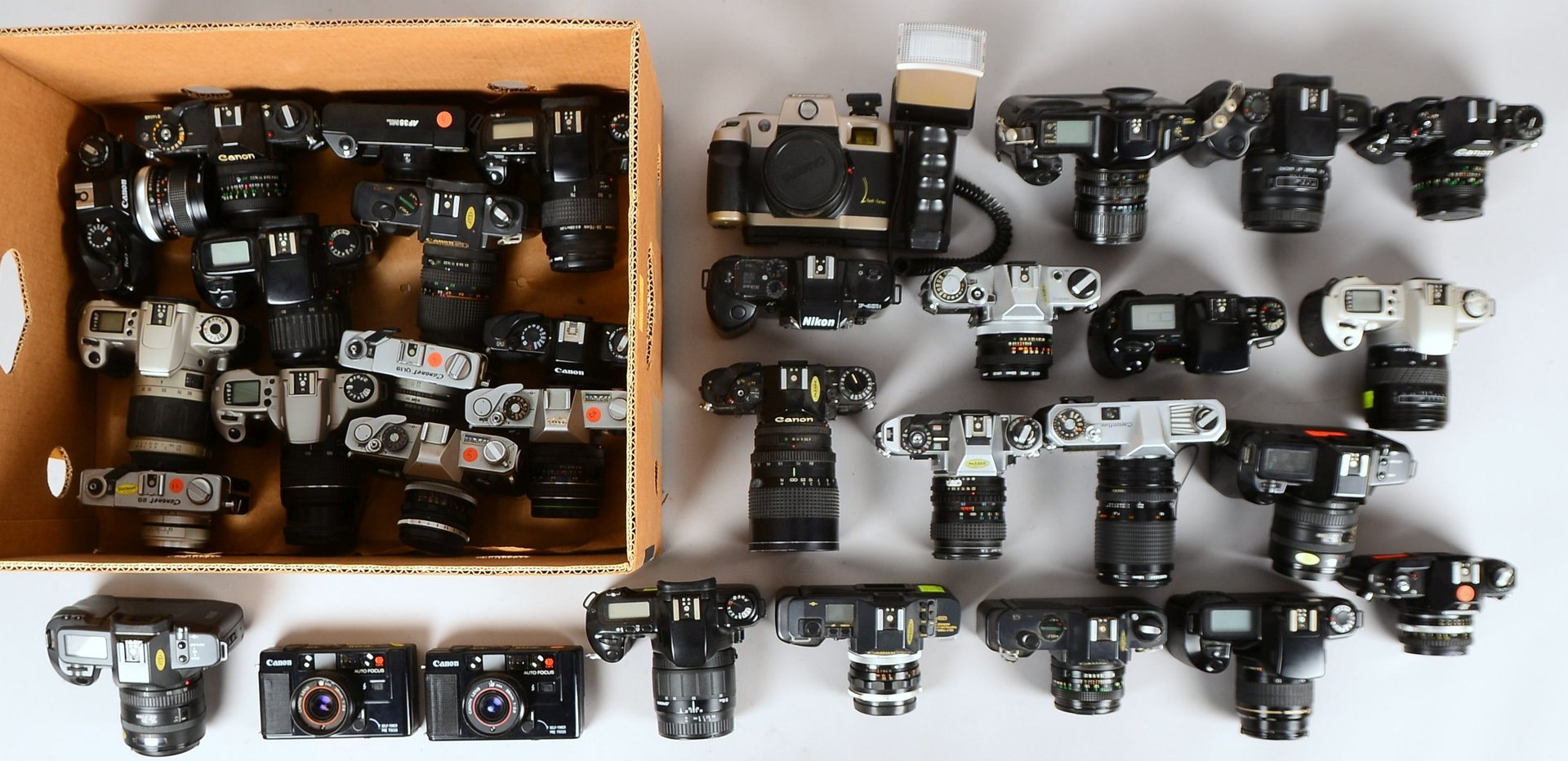 Canon-Kameras: versch. Mod. ('Canon A-1', 'Canon EF', 'Canon T60', u.a.), mit Obj., 32 St.