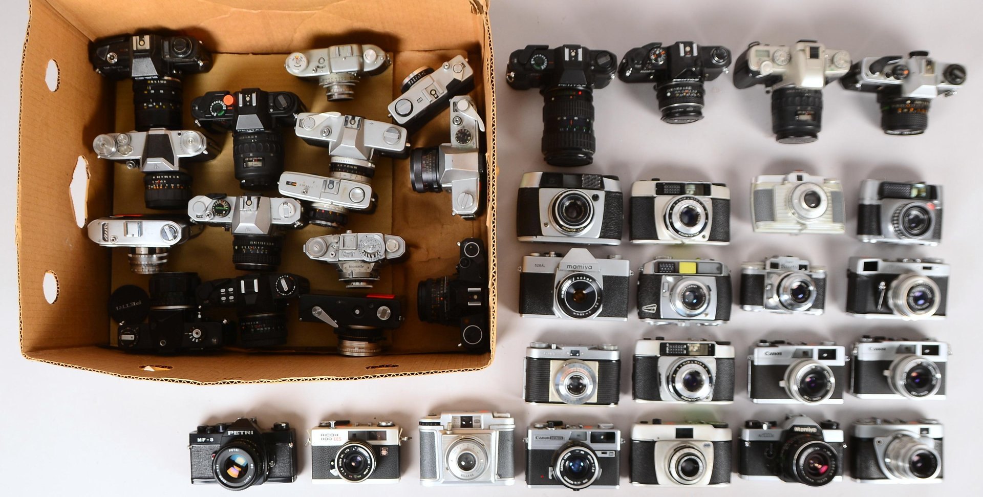 Div. Kameras (Cosina, Pentacon, Petri, Pentax, Paxette, Canon, Mamiya, u.a.), mit Obj., 38 St.