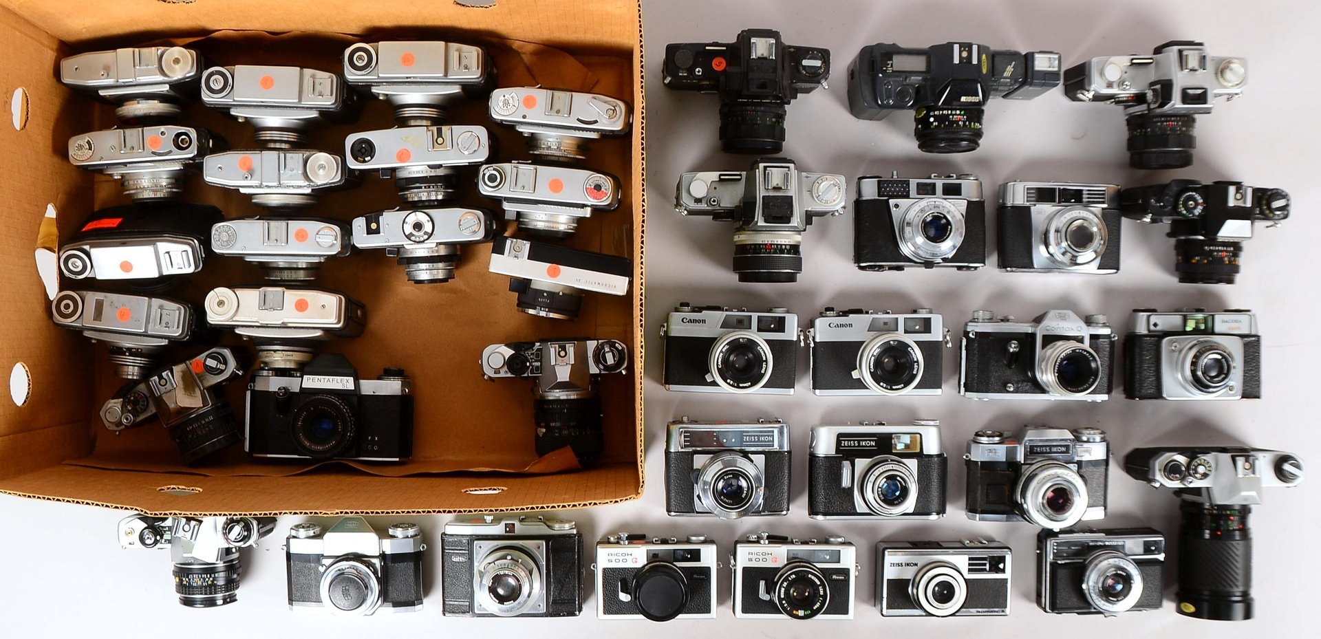 Div. Kameras (Pentax, Zeiss Ikon, Ricon, Dacory, Canon, u.a.), teils mit Obj., 38 St.
