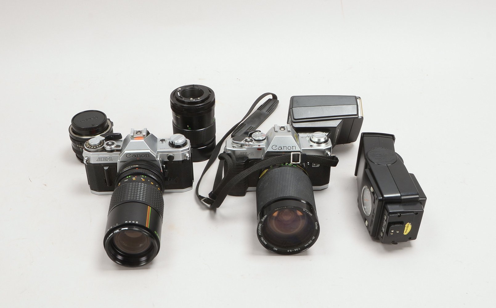 Fotogr-Konvolut: 2 Canon-Kameras, Mod. 'AE-1' und 'AL-1', mit 4x Obj., im Alukoffer