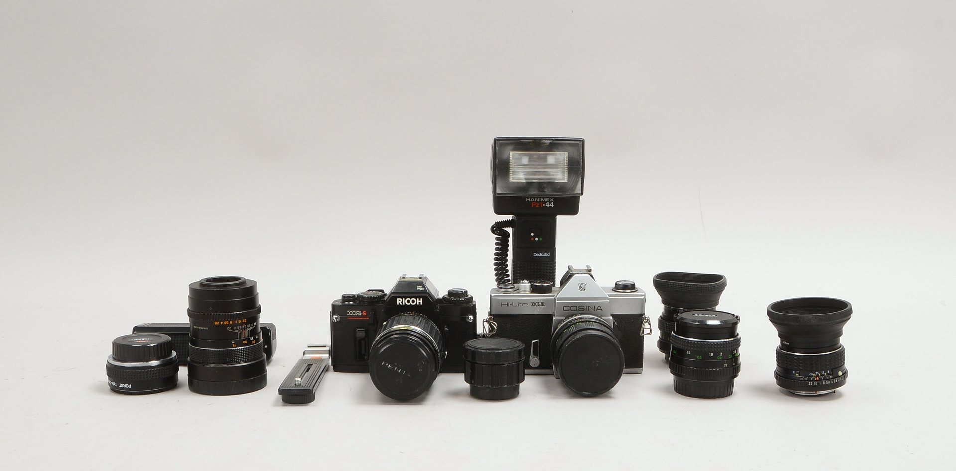 Fotogr.-Konvolut: 2 Kameras, Ricoh 'XR-S'/Cosina 'Hi-Lite DLR', mit 8x Obj., im Alukoffer