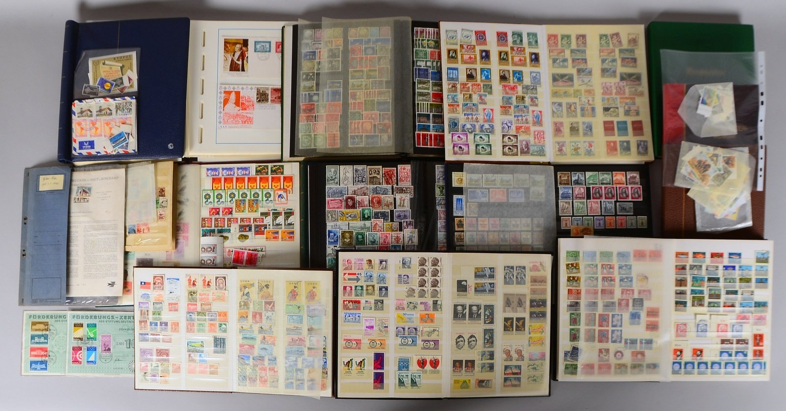 Briefmarken: 'Europa': Diverses, u.a. 'Vatikan', 'Zypern' (viels. Material) - in 15x Alben