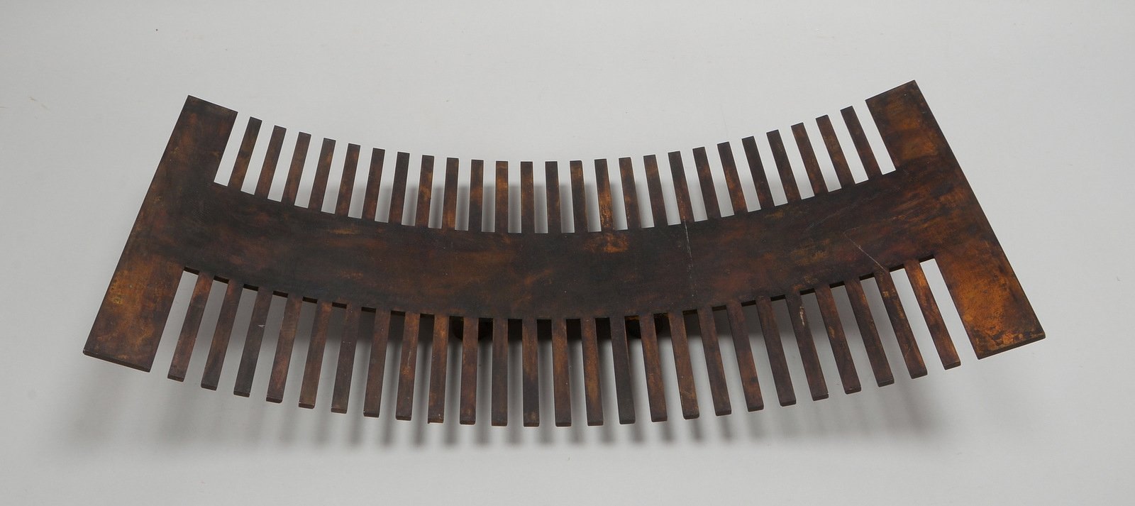 Künstler-Eisenobjekt, Schale, gitterartige Ausf., unsigniert; Maße 5 x 35 x 35 cm
