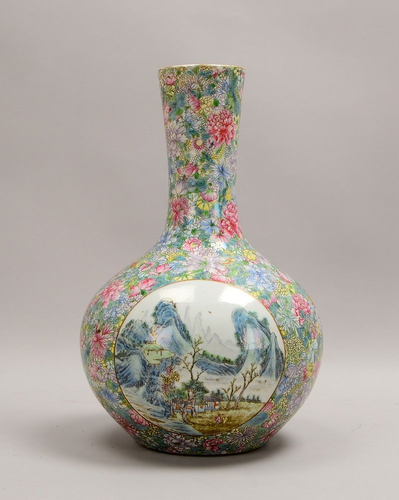 Große Vase (China, mit Siegelmarke in Rot), 'Famille Rose'; Höhe 40,5 cm