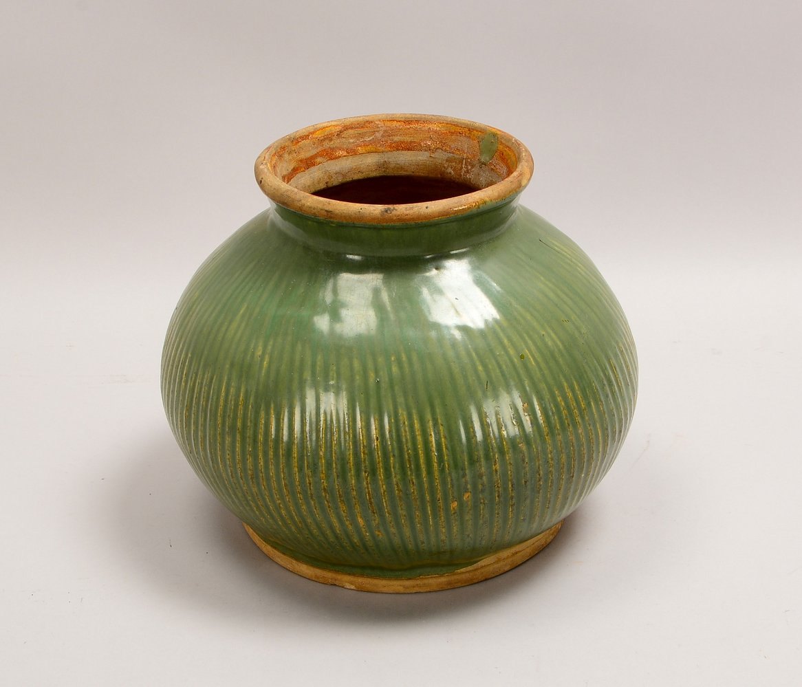Keramikvase, gerippte Wandung, Seladon-Glasur, im Boden 'Swastika'; Höhe 23,5 cm