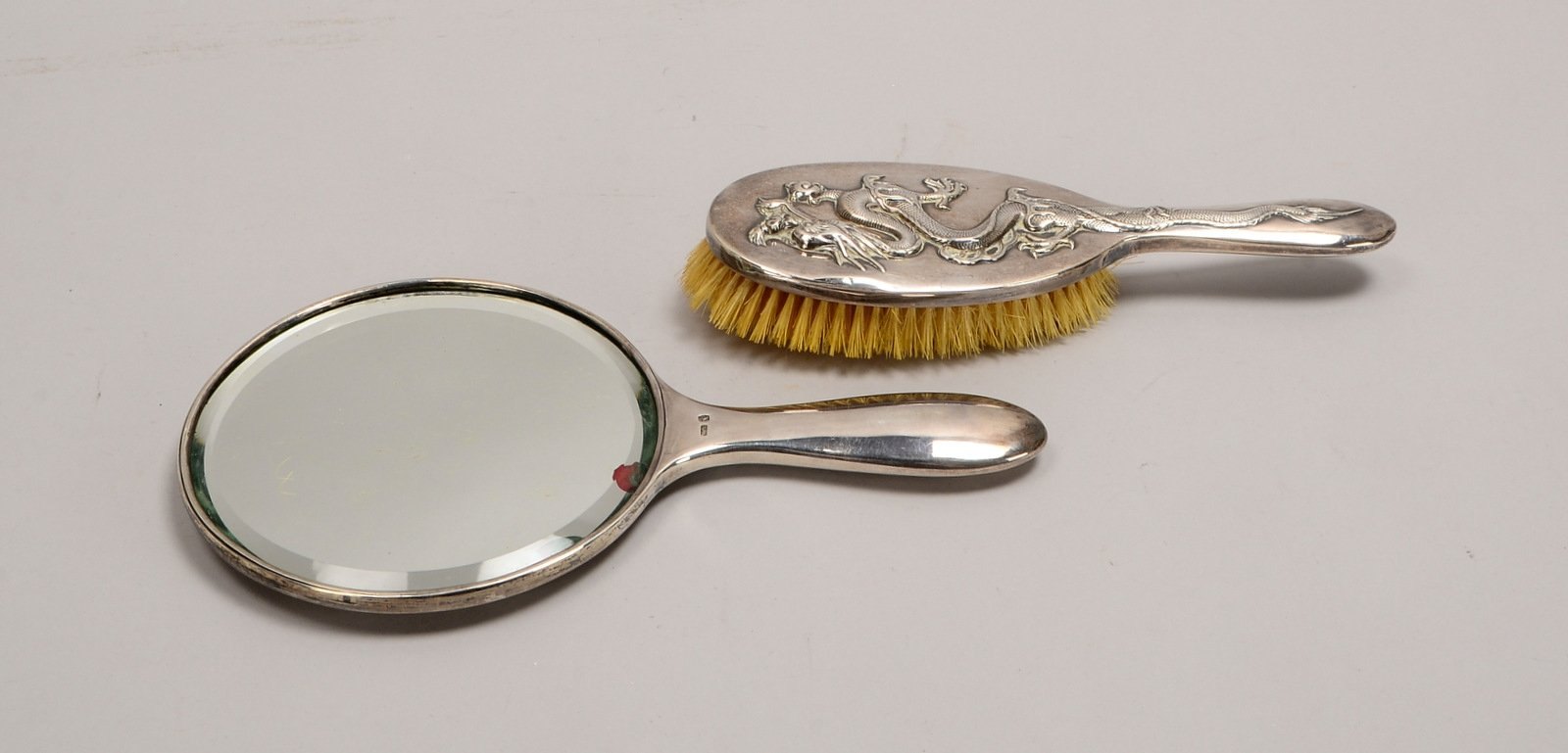 Handspiegel und Bürste, 900 Silber, mehrf. punz. (chin. Punze/Meisterzeichen)