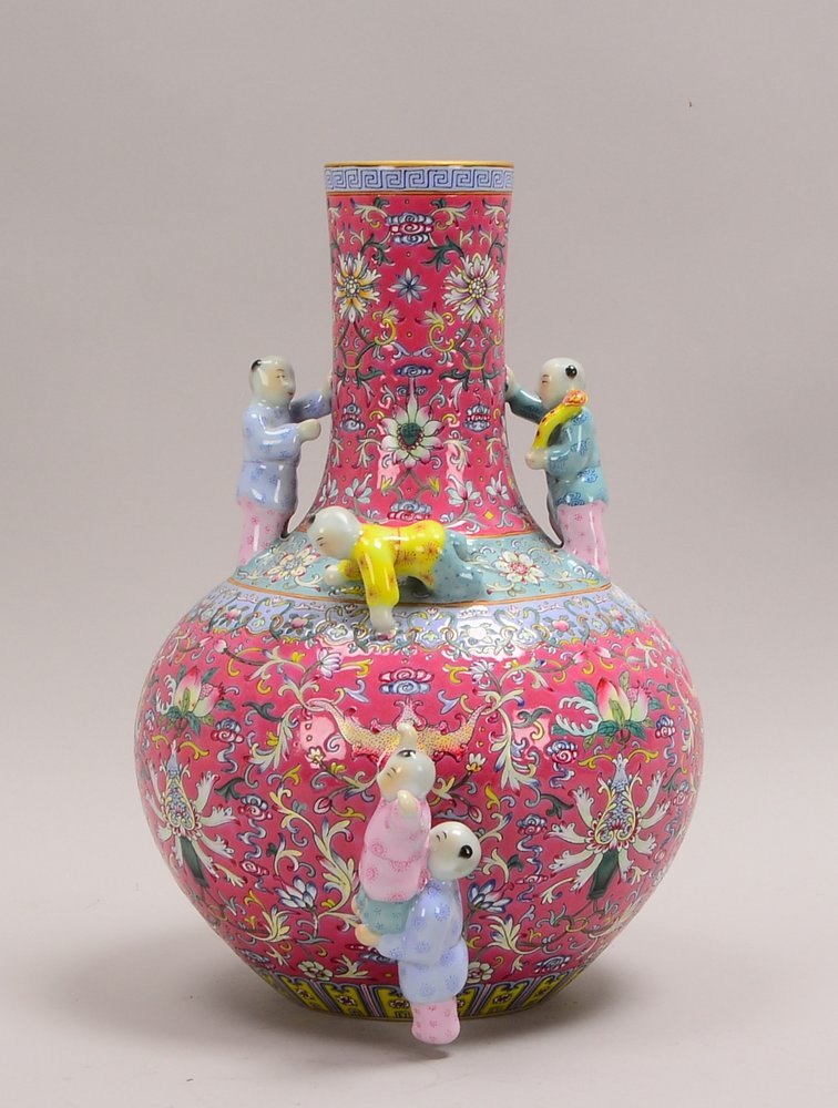 Porz.-Tischvase, bauchiger Korpus mit zylindr. Hals, polychr. florales Dekor, 5x plast. Appl.