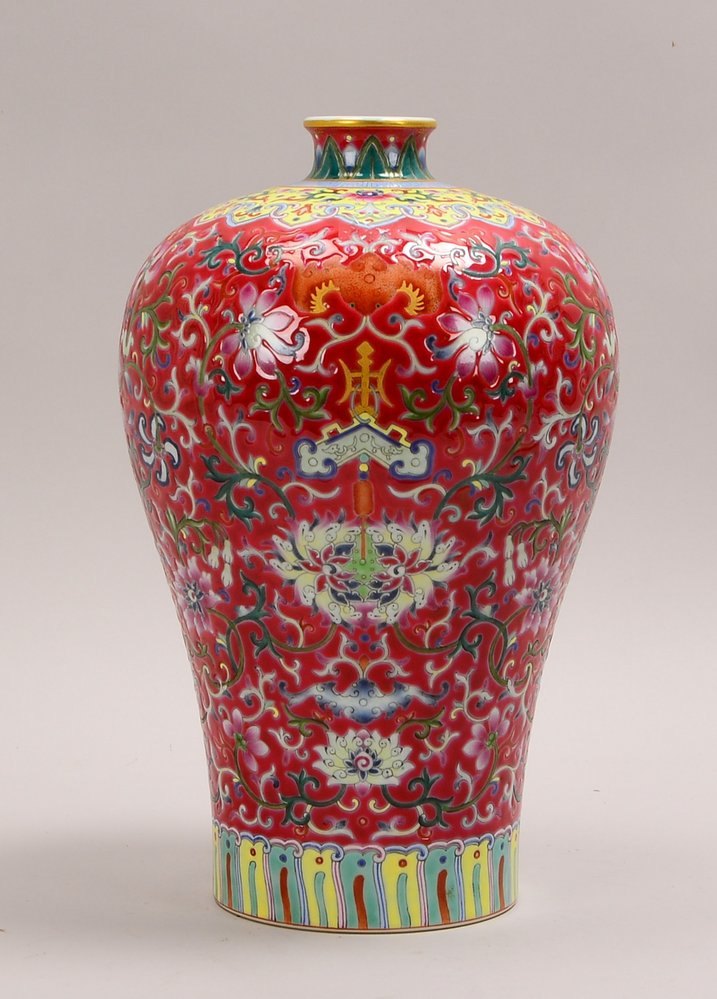 Porz.-Tischvase, ovoider Korpus mit kurzem Hals, mit Blumendekor; Höhe 31,5 cm