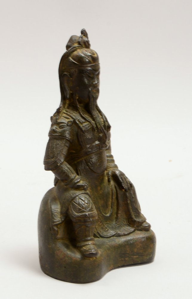 Bronzeskulptur (China), \'Sitzender Krieger\', Hohlguss-Figur; Höhe 21 cm