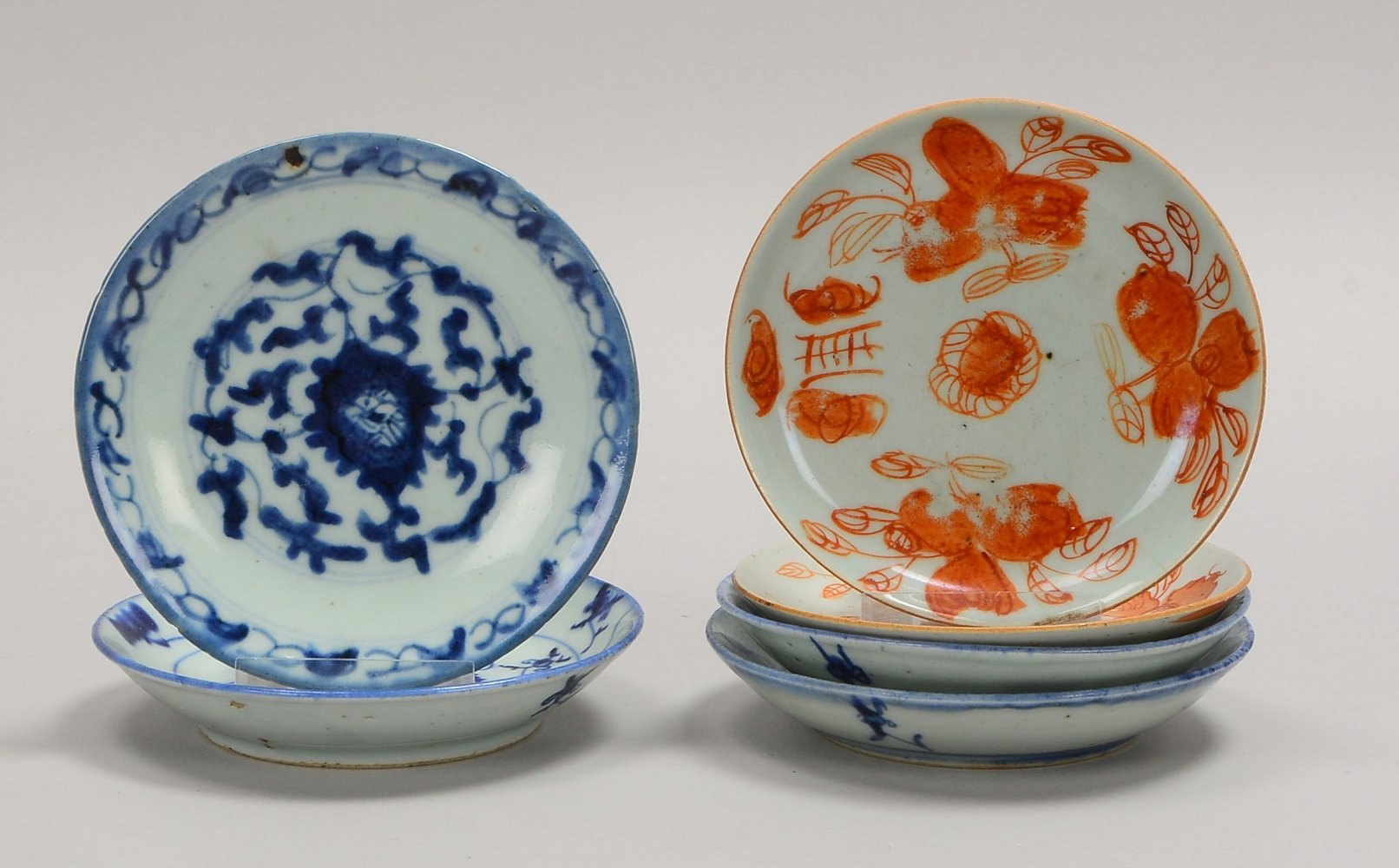 6 kl. Teller, antik, seladonf. Grund, Malerei in Blau/teils Orange, im Boden gemarkt/sign.