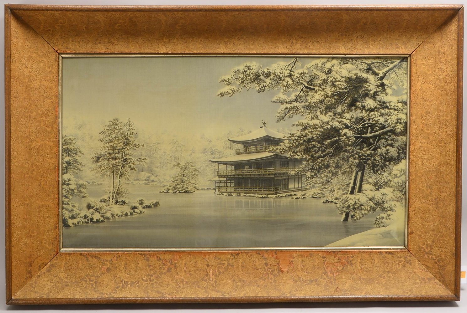 Gr. Seidenmalerei/Stickerei, 'Winteridyll mit Pagode', unsigniert, hinter Glas gerahmt