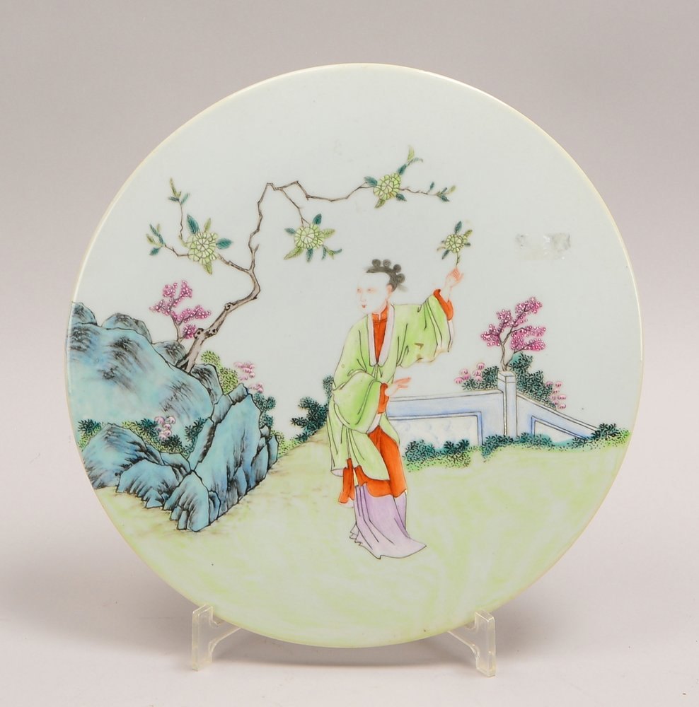 Porzellanbild, polychromes Dekor ('Frau in Landschaft'), ungemarkt; Ø 27 cm