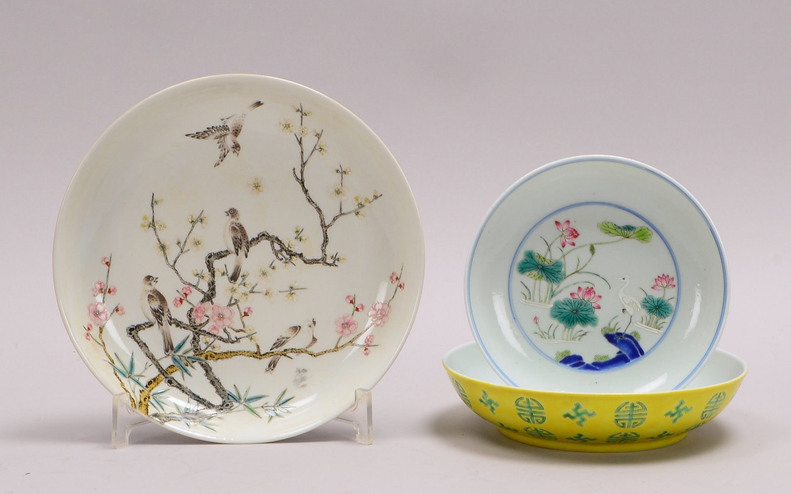 3 Porz.-Teller, versch. Dekore und Größen, gemarkt; Ø 15,5 cm - Ø 21,5 cm